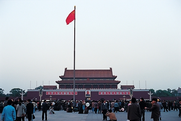 포토 주간 시설물 건축 아시아 외국문화 고건축 해외건축 중국문화 야외 건물 관광지 중국 동양건축 깃발 성 국기 군중 광장 베이징 중국건축 기념사진 천안문 천안문광장 국내포토 자연요소 동양문화 해외 건축물 나라 문화 여행 사람 파일형식 동양