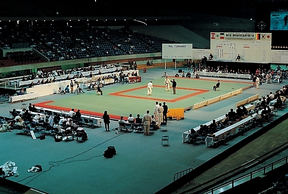 포토 JPG 시설물 현대건축 건축 스포츠 스포츠시설 실내 여러명 운동 스타디움 군중 태권도 전통무술 체육관 대회 국내포토 건축물 다수 건강 사람 내부 경기장 격투기 무도_무술 시설 파일형식