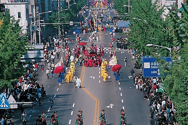 포토 주간 한국문화 한국전통 명절 도로 거리 사람 풍경 이벤트 여러명 야외 도시 군중 구경 전통의례 가로수 행렬 국내포토 자연요소 동양문화 전통 기념일 길 다수 교통시설 한국 파일형식