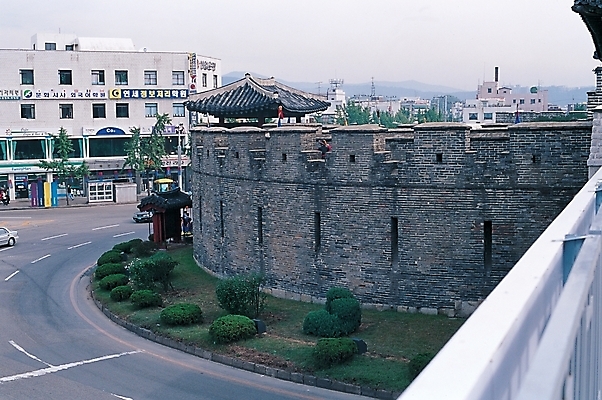 포토 주간 시설물 건축 도로 길 고건축 한국건축 거리 한국 풍경 사람없음 야외 관광지 동양건축 도시 성 성벽 성문 산성 수원성 국내포토 자연요소 건축물 아시아 여행 교통시설 파일형식 동양