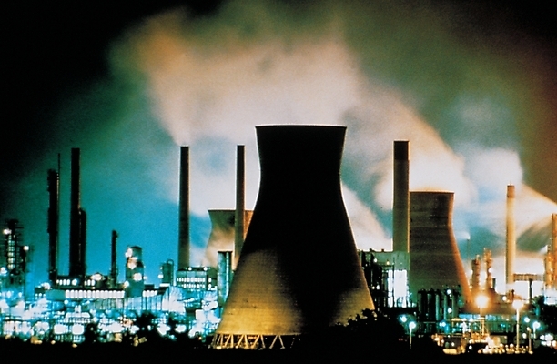 포토 시설물 현대건축 건축 산업 공장 공업 조명 굴뚝 풍경 사람없음 야외 건물 오염 연기 야간 시설 산업시설 설비 매연 공기 국내포토 자연요소 건축물 환경오염 파일형식