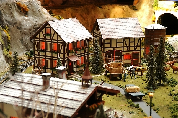 포토 JPG 나무 시설물 기념일 건축 크리스마스 가로등 지붕 주택 초원 사람없음 장난감 모형 마을 목장 미니어처 시골 젖소 창고 여물 마른볏단 국내포토 식물 건축물 공공시설 이벤트 건물 소 파일형식