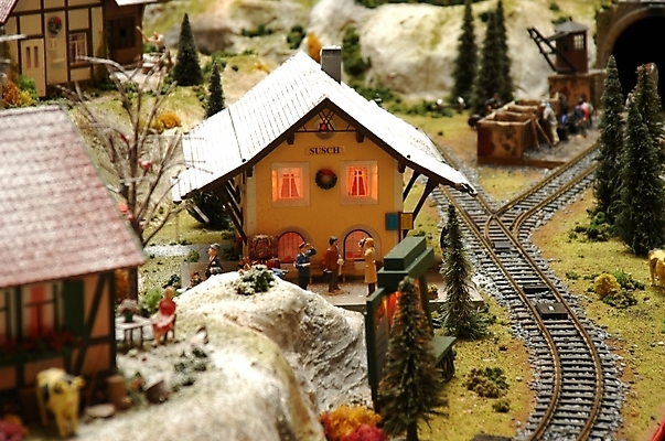 포토 JPG 나무 시설물 기념일 현대건축 건축 길 크리스마스 가로등 지붕 주택 초원 사람없음 장난감 모형 마을 목장 기찻길 시골 젖소 창고 여물 마른볏단 국내포토 식물 건축물 공공시설 이벤트 건물 소 파일형식