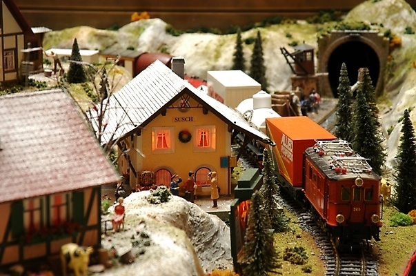 포토 JPG 나무 시설물 기념일 현대건축 건축 길 크리스마스 가로등 지붕 주택 초원 사람없음 장난감 모형 마을 목장 기찻길 시골 역 젖소 창고 여물 마른볏단 국내포토 식물 건축물 공공시설 교통시설 이벤트 건물 소 파일형식