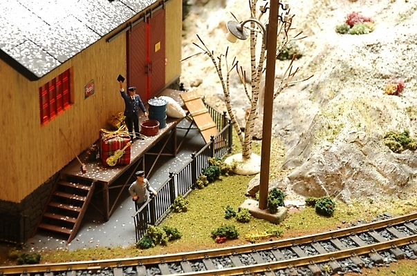 포토 JPG 나무 시설물 기념일 현대건축 건축 길 크리스마스 가로등 지붕 주택 초원 사람없음 장난감 모형 마을 목장 기찻길 시골 역 젖소 창고 여물 마른볏단 국내포토 식물 건축물 공공시설 교통시설 이벤트 건물 소 파일형식