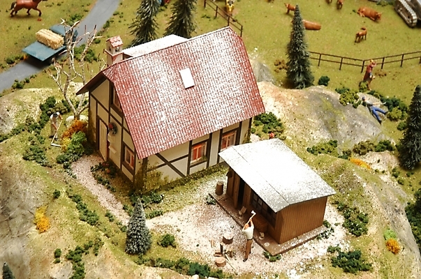 포토 JPG 나무 시설물 기념일 건축 크리스마스 가로등 지붕 주택 초원 사람없음 장난감 모형 마을 목장 미니어처 시골 젖소 창고 여물 마른볏단 국내포토 식물 건축물 공공시설 이벤트 건물 소 파일형식