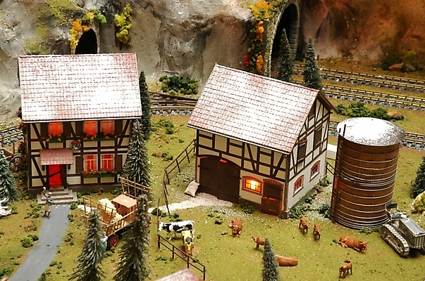 포토 JPG 나무 시설물 기념일 건축 크리스마스 가로등 지붕 주택 초원 사람없음 장난감 모형 마을 목장 기찻길 미니어처 시골 젖소 창고 여물 마른볏단 국내포토 식물 건축물 공공시설 이벤트 건물 소 파일형식