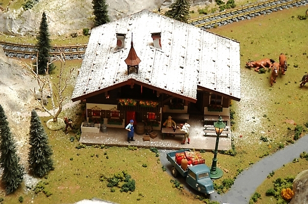 포토 JPG 나무 시설물 기념일 현대건축 건축 길 크리스마스 가로등 지붕 주택 초원 사람없음 장난감 모형 마을 목장 기찻길 시골 젖소 창고 여물 마른볏단 국내포토 식물 건축물 공공시설 이벤트 건물 소 파일형식