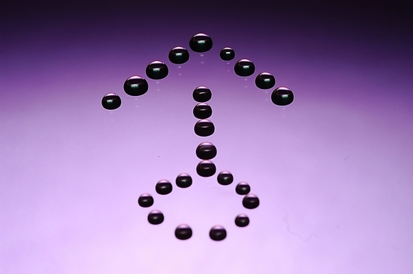 포토 JPG 문자 기호 여자 화살표 백그라운드 표시 화살 물 보라색 물방울 방향 남자기호 여자만 국내포토 자연요소 컬러 사람 성별기호 파일형식