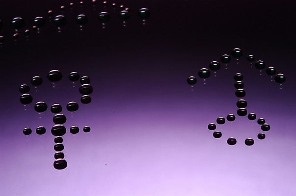 포토 JPG 문자 기호 여자 남자 화살표 백그라운드 표시 화살 물 보라색 물방울 방향 남자기호 여자기호 국내포토 자연요소 컬러 사람 성별기호 파일형식