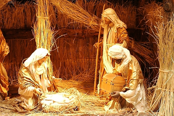 포토 JPG 기독교 종교 인형 크리스마스 조명 사람없음 모형 예수 볏짚 마네킹 성경이야기 마리아 예수탄생 마굿간 동방박사 말구유 국내포토 기념일 이야기 신_종교 짚 외양간 파일형식