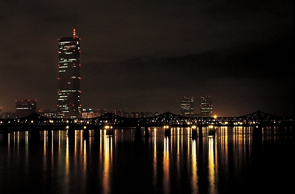 포토 JPG 백그라운드 야경 자연 조명 서울 한국 사람없음 야외 빛 도시 한강 63빌딩 국내포토 아시아 빌딩 야간 생태계 랜드마크 파일형식 풍경_경치