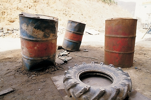 포토 JPG 주간 사람없음 야외 부속품 쓰레기 타이어 산업재료 차량부품 드럼통 폐품 국내포토 자연요소 오브젝트 파일형식