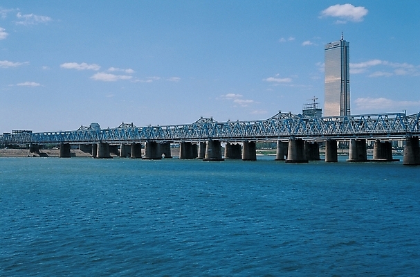 포토 JPG 주간 백그라운드 자연 하늘 서울 한국 풍경 사람없음 야외 도시 한강 63빌딩 가교 국내포토 자연요소 건축물 아시아 빌딩 생태계 랜드마크 파일형식