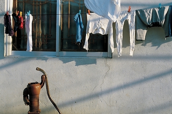 포토 JPG 주간 시설물 옷 현대건축 건축 벽 창문 주택 사람없음 야외 건물 노을 건축부분 빨래 내복 빨랫줄 펌프 빨랫감 국내포토 자연요소 건축물 줄 가사 속옷 파일형식