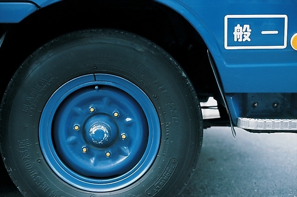 포토 JPG 주간 육상교통 교통 자동차 사람없음 야외 바퀴 부속품 타이어 산업재료 차량부품 국내포토 자연요소 교통수단 오브젝트 파일형식