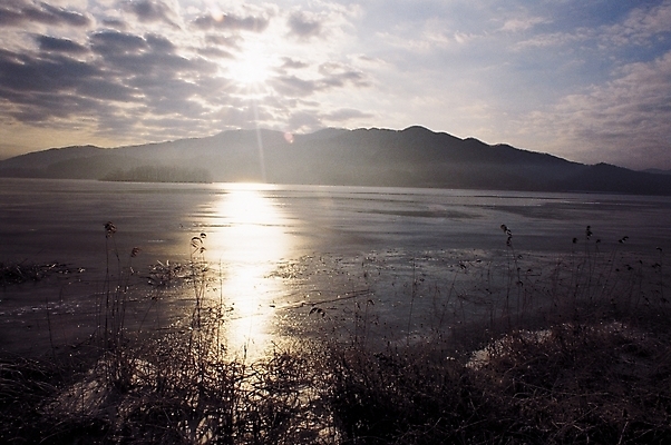 포토 JPG 주간 백그라운드 겨울 자연 하늘 산 풍경 사람없음 야외 빛 강 햇빛 태양 얼음 살얼음 국내포토 자연요소 계절 생태계 파일형식