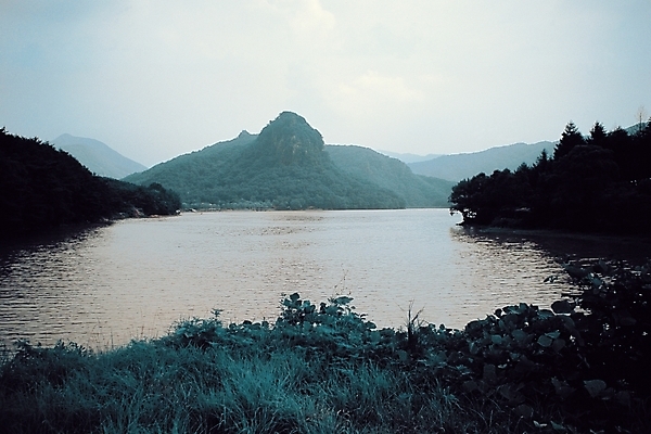포토 JPG 주간 호수 백그라운드 겨울 자연 하늘 산 풍경 사람없음 야외 강 얼음 숲 살얼음 국내포토 자연요소 계절 생태계 파일형식