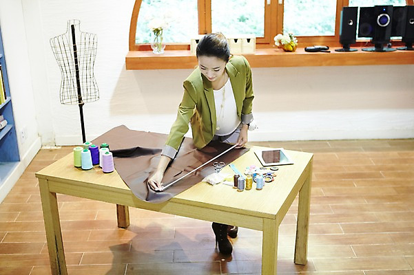 포토 JPG 스튜디오촬영 직업 우먼라이프 라이프스타일 디자인 여자 패션 창문 탁자 단추 가위 실내 줄자 한명 서기 사람 동양인 20대 성인 앞모습 하이앵글 태블릿 한국인 직물 실 전문직 마네킹 디자이너 패션디자이너 천 실타래 지퍼 치수재기 의상디자인 의상시안 재단 여자만 여자한명만 성인여자만 청년만 청년여자만 성인한명만 청년여자한명만 성인여자한명만 성인만 국내포토 1 뷰포인트 가구 모션 시안 문구용품 자 인종 청년 내부 생활 전자제품 스마트기기 파일형식