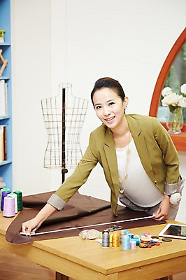 포토 JPG 스튜디오촬영 직업 우먼라이프 라이프스타일 디자인 여자 패션 탁자 단추 가위 실내 줄자 한명 미소 웃음 사람 동양인 상반신 20대 성인 앞모습 태블릿 한국인 직물 실 전문직 마네킹 디자이너 패션디자이너 천 바늘꽂이 실타래 치수재기 의상디자인 의상시안 재단 여자만 여자한명만 성인여자만 청년만 청년여자만 성인한명만 청년여자한명만 성인여자한명만 성인만 국내포토 1 뷰포인트 가구 시안 문구용품 표정 자 인종 청년 내부 생활 전자제품 스마트기기 꽂이 파일형식