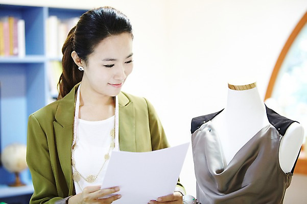 포토 JPG 스튜디오촬영 직업 우먼라이프 라이프스타일 디자인 응시 옷 원피스 여자 패션 책장 실내 줄자 한명 들기 사람 동양인 상반신 20대 성인 앞모습 아웃포커스 한국인 전문직 마네킹 디자이너 패션디자이너 바늘꽂이 문서 의상디자인 의상시안 여자만 여자한명만 성인여자만 청년만 청년여자만 성인한명만 청년여자한명만 성인여자한명만 성인만 국내포토 1 시선 뷰포인트 가구 모션 시안 촬영기법 자 인종 청년 내부 생활 꽂이 파일형식