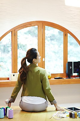 포토 JPG 스튜디오촬영 직업 우먼라이프 라이프스타일 디자인 응시 여자 패션 창문 탁자 가위 실내 줄자 한명 사람 앉기 동양인 상반신 20대 성인 뒷모습 태블릿 한국인 실 전문직 디자이너 패션디자이너 바늘꽂이 실타래 의상디자인 의상시안 여자만 여자한명만 성인여자만 청년만 청년여자만 성인한명만 청년여자한명만 성인여자한명만 성인만 국내포토 1 시선 뷰포인트 가구 모션 시안 문구용품 자 인종 청년 내부 생활 전자제품 스마트기기 꽂이 파일형식