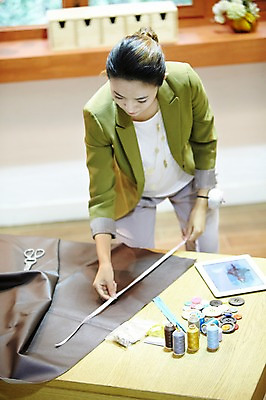 포토 JPG 스튜디오촬영 직업 우먼라이프 라이프스타일 디자인 여자 패션 탁자 단추 가위 실내 줄자 한명 서기 사람 동양인 20대 성인 앞모습 아웃포커스 태블릿 한국인 직물 실 전문직 디자이너 패션디자이너 천 실타래 지퍼 치수재기 의상디자인 의상시안 재단 여자만 여자한명만 성인여자만 청년만 청년여자만 성인한명만 청년여자한명만 성인여자한명만 성인만 국내포토 1 뷰포인트 가구 모션 시안 문구용품 촬영기법 자 인종 청년 내부 생활 전자제품 스마트기기 파일형식