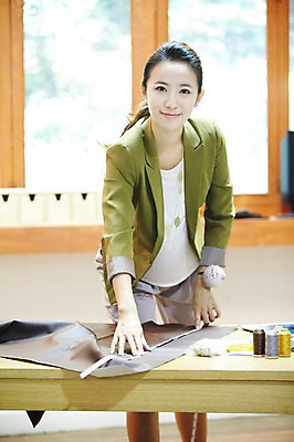 포토 JPG 스튜디오촬영 직업 우먼라이프 라이프스타일 디자인 여자 패션 창문 탁자 실내 줄자 한명 서기 미소 웃음 사람 동양인 20대 성인 앞모습 아웃포커스 한국인 직물 실 전문직 디자이너 패션디자이너 천 실타래 치수재기 의상디자인 의상시안 재단 여자만 여자한명만 성인여자만 청년만 청년여자만 성인한명만 청년여자한명만 성인여자한명만 성인만 국내포토 1 뷰포인트 가구 모션 시안 촬영기법 표정 자 인종 청년 내부 생활 파일형식