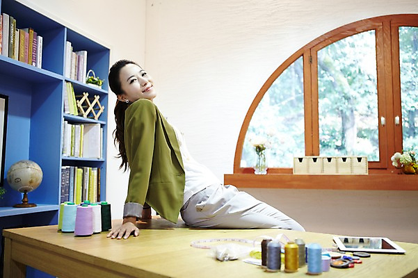 포토 JPG 스튜디오촬영 직업 우먼라이프 라이프스타일 디자인 여자 패션 창문 탁자 단추 책장 실내 줄자 한명 미소 웃음 사람 앉기 동양인 20대 성인 옆모습 책 태블릿 지구본 꽃병 한국인 실 전문직 디자이너 패션디자이너 실타래 의상디자인 의상시안 여자만 여자한명만 성인여자만 청년만 청년여자만 성인한명만 청년여자한명만 성인여자한명만 성인만 국내포토 1 꽃 뷰포인트 가구 모션 시안 표정 자 인종 청년 내부 생활 전자제품 스마트기기 파일형식