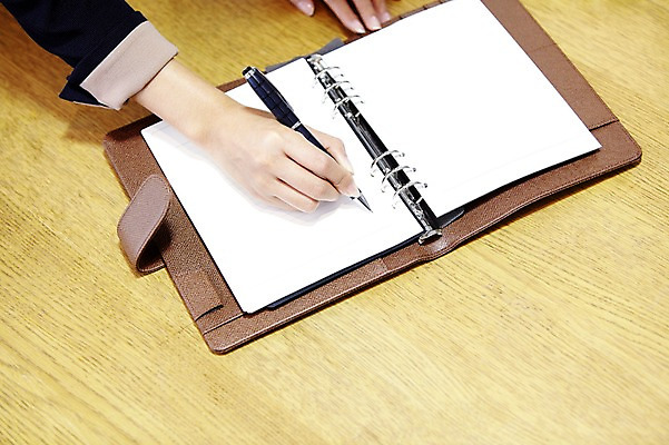 포토 JPG 스튜디오촬영 직업 우먼라이프 라이프스타일 손 여자 신체 비즈니스 실내 한명 사람 20대 성인 신체부위 노트북 펜 다이어리 기록 업무 직장인 비즈니스우먼 작업실 청년만 성인한명만 성인만 국내포토 1 청년 내부 생활 전자제품 필기구 사무용품 작업 파일형식