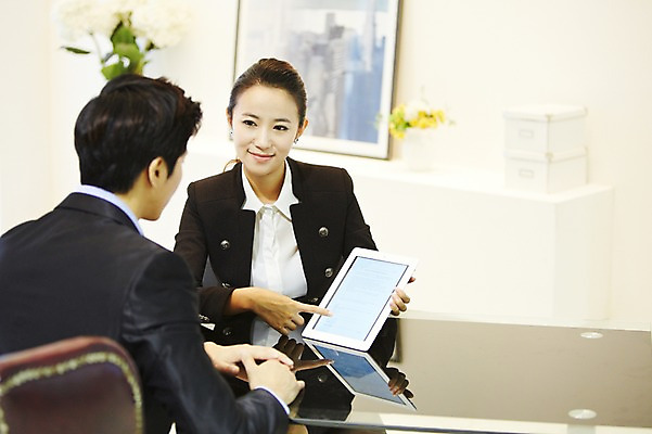 포토 JPG 직업 우먼라이프 라이프스타일 여자 남자 액자 의자 비즈니스 협력 안내 영업 실내 협상 설명 미소 웃음 사람 앉기 동양인 정장 상반신 20대 성인 두명 아웃포커스 태블릿 마주보기 꽃병 거래 한국인 가리킴 직장인 비즈니스맨 비즈니스우먼 책상 상담 청년만 성인만 국내포토 옷 꽃 가구 모션 촬영기법 표정 인종 손짓 청년 내부 생활 전자제품 스마트기기 파일형식