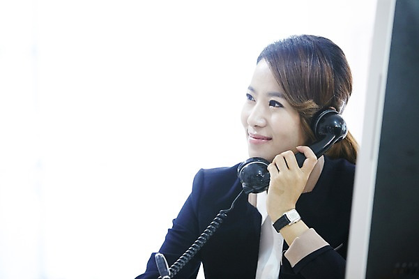 포토 JPG 스튜디오촬영 직업 우먼라이프 라이프스타일 응시 여자 비즈니스 실내 한명 미소 웃음 들기 사람 동양인 정장 상반신 20대 성인 옆모습 컴퓨터 한국인 업무 직장인 비즈니스우먼 작업실 전화기 통화 여자만 여자한명만 성인여자만 청년만 청년여자만 성인한명만 청년여자한명만 성인여자한명만 성인만 국내포토 1 시선 옷 뷰포인트 모션 표정 인종 청년 내부 생활 전자제품 작업 파일형식