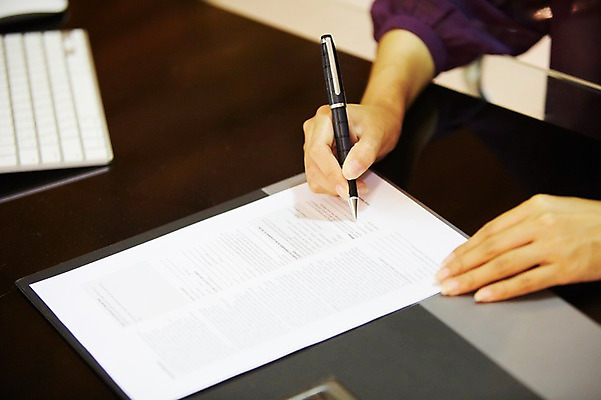포토 JPG 스튜디오촬영 직업 우먼라이프 라이프스타일 손 여자 신체 비즈니스 실내 한명 사람 20대 성인 아웃포커스 신체부위 펜 키보드 직장인 비즈니스우먼 책상 사인 문서 결재 결재판 서명 사인_서명 청년만 성인한명만 성인만 국내포토 1 가구 촬영기법 청년 내부 생활 필기구 파일형식