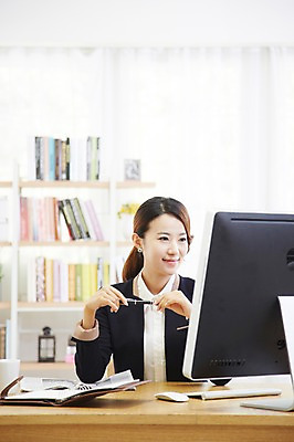 포토 JPG 스튜디오촬영 직업 우먼라이프 라이프스타일 응시 여자 비즈니스 책장 실내 한명 미소 웃음 들기 사람 동양인 정장 상반신 20대 성인 아웃포커스 컵 컴퓨터 펜 모니터 다이어리 한국인 키보드 마우스 업무 직장인 비즈니스우먼 작업실 신문 책상 여자만 여자한명만 성인여자만 청년만 청년여자만 성인한명만 청년여자한명만 성인여자한명만 성인만 국내포토 1 식기 시선 옷 가구 모션 촬영기법 표정 인종 청년 내부 생활 간행물 전자제품 필기구 컴퓨터용품 사무용품 작업 뉴스 파일형식