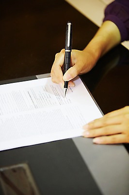 포토 JPG 스튜디오촬영 직업 우먼라이프 라이프스타일 손 여자 신체 비즈니스 실내 한명 사람 20대 성인 아웃포커스 신체부위 펜 직장인 비즈니스우먼 책상 사인 문서 결재 결재판 서명 사인_서명 청년만 성인한명만 성인만 국내포토 1 가구 촬영기법 청년 내부 생활 필기구 파일형식