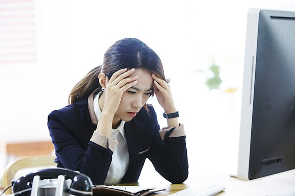 포토 JPG 스튜디오촬영 직업 우먼라이프 라이프스타일 여자 비즈니스 스트레스 실내 한명 사람 동양인 정장 상반신 20대 성인 옆모습 아웃포커스 컴퓨터 모니터 다이어리 한국인 키보드 업무 직장인 비즈니스우먼 작업실 찡그림 전화기 책상 통화 여자만 여자한명만 성인여자만 청년만 청년여자만 성인한명만 청년여자한명만 성인여자한명만 성인만 국내포토 1 옷 뷰포인트 가구 모션 촬영기법 표정 인종 청년 내부 생활 전자제품 사무용품 작업 파일형식