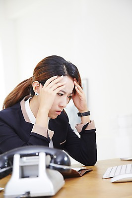 포토 JPG 스튜디오촬영 직업 우먼라이프 라이프스타일 여자 비즈니스 스트레스 실내 한명 사람 동양인 정장 상반신 20대 성인 옆모습 아웃포커스 다이어리 한국인 키보드 마우스 업무 직장인 비즈니스우먼 작업실 찡그림 전화기 책상 통화 여자만 여자한명만 성인여자만 청년만 청년여자만 성인한명만 청년여자한명만 성인여자한명만 성인만 국내포토 1 옷 뷰포인트 가구 모션 촬영기법 표정 인종 청년 내부 생활 컴퓨터용품 사무용품 작업 파일형식