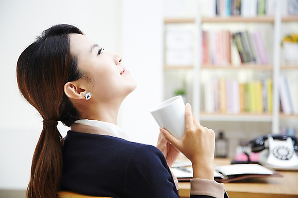 포토 JPG 스튜디오촬영 직업 우먼라이프 라이프스타일 응시 여자 비즈니스 티타임 휴식 잔 책장 실내 한명 들기 사람 동양인 정장 상반신 20대 성인 옆모습 아웃포커스 컵 다이어리 한국인 직장인 비즈니스우먼 책상 통화 여자만 여자한명만 성인여자만 청년만 청년여자만 성인한명만 청년여자한명만 성인여자한명만 성인만 국내포토 1 식기 시선 옷 뷰포인트 가구 컨셉 모션 촬영기법 인종 청년 내부 생활 사무용품 파일형식