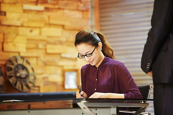 포토 JPG 스튜디오촬영 직업 우먼라이프 라이프스타일 여자 남자 안경 의자 비즈니스 실내 서기 사람 앉기 동양인 정장 20대 성인 두명 아웃포커스 사무실 펜 한국인 직장인 비즈니스맨 비즈니스우먼 상사 보고 책상 사인 부하 결재 서명 업무보고 사인_서명 청년만 성인만 안경낌 국내포토 잡화 옷 가구 모션 촬영기법 인종 청년 내부 생활 필기구 발표 파일형식