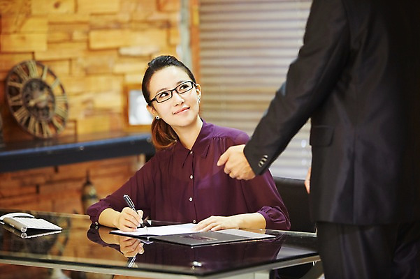 포토 JPG 스튜디오촬영 직업 우먼라이프 라이프스타일 여자 남자 안경 의자 비즈니스 실내 서기 미소 웃음 사람 앉기 동양인 정장 20대 성인 두명 아웃포커스 사무실 펜 마주보기 한국인 직장인 비즈니스맨 비즈니스우먼 상사 보고 책상 문서 부하 결재 결재판 업무보고 청년만 성인만 안경낌 국내포토 잡화 옷 가구 모션 촬영기법 표정 인종 청년 내부 생활 필기구 발표 파일형식