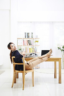 포토 JPG 스튜디오촬영 전신 직업 우먼라이프 라이프스타일 여자 의자 비즈니스 휴식 책장 실내 한명 미소 웃음 들기 사람 앉기 동양인 정장 20대 성인 옆모습 컵 노트북 컴퓨터 다이어리 한국인 직장인 비즈니스우먼 전화기 책상 통화 여자만 여자한명만 성인여자만 청년만 청년여자만 성인한명만 청년여자한명만 성인여자한명만 성인만 국내포토 1 식기 옷 뷰포인트 가구 컨셉 모션 표정 인종 청년 내부 생활 전자제품 사무용품 파일형식