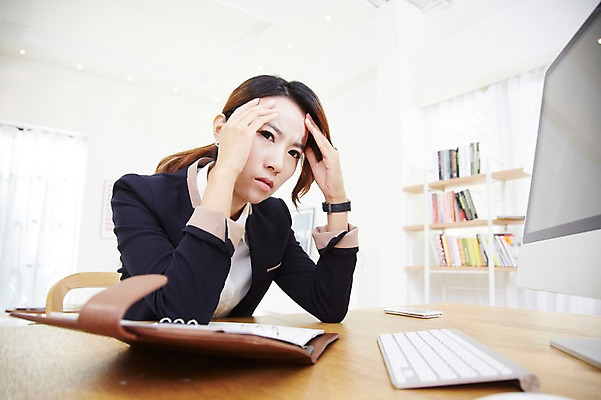 포토 JPG 스튜디오촬영 직업 우먼라이프 라이프스타일 여자 비즈니스 책장 스트레스 실내 한명 사람 동양인 정장 상반신 20대 성인 아웃포커스 스마트폰 컴퓨터 모니터 다이어리 한국인 키보드 업무 직장인 비즈니스우먼 작업실 찡그림 여자만 여자한명만 성인여자만 청년만 청년여자만 성인한명만 청년여자한명만 성인여자한명만 성인만 국내포토 1 옷 가구 촬영기법 표정 인종 청년 내부 생활 전자제품 핸드폰 스마트기기 사무용품 작업 파일형식