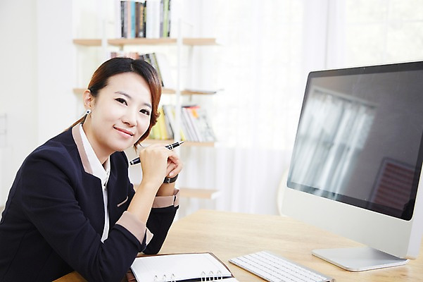 포토 JPG 스튜디오촬영 직업 우먼라이프 라이프스타일 여자 비즈니스 책장 실내 한명 미소 웃음 들기 사람 동양인 정장 상반신 20대 성인 옆모습 아웃포커스 컴퓨터 펜 모니터 다이어리 한국인 키보드 업무 직장인 비즈니스우먼 작업실 책상 여자만 여자한명만 성인여자만 청년만 청년여자만 성인한명만 청년여자한명만 성인여자한명만 성인만 국내포토 1 옷 뷰포인트 가구 모션 촬영기법 표정 인종 청년 내부 생활 전자제품 필기구 사무용품 작업 파일형식