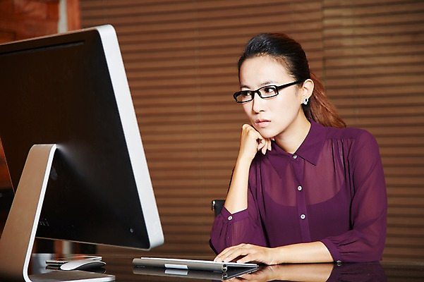 포토 JPG 스튜디오촬영 직업 우먼라이프 라이프스타일 응시 여자 안경 비즈니스 실내 한명 사람 동양인 정장 상반신 20대 성인 옆모습 아웃포커스 스마트폰 컴퓨터 사무실 모니터 턱괴기 한국인 웹서핑 키보드 마우스 업무 블라인드 직장인 비즈니스우먼 책상 여자만 여자한명만 성인여자만 청년만 청년여자만 성인한명만 청년여자한명만 성인여자한명만 성인만 안경낌 국내포토 1 시선 잡화 옷 뷰포인트 가구 모션 촬영기법 인종 청년 내부 생활 전자제품 핸드폰 스마트기기 컴퓨터용품 작업 커튼 파일형식