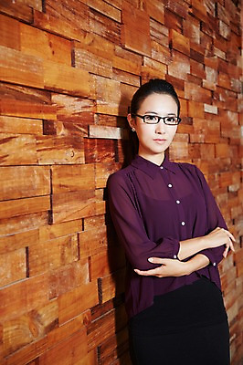 포토 JPG 스튜디오촬영 직업 우먼라이프 라이프스타일 여자 안경 벽 비즈니스 실내 한명 서기 사람 동양인 정장 상반신 20대 성인 앞모습 한국인 직장인 비즈니스우먼 여자만 여자한명만 성인여자만 청년만 청년여자만 성인한명만 청년여자한명만 성인여자한명만 성인만 안경낌 국내포토 1 잡화 옷 뷰포인트 모션 인종 청년 내부 생활 파일형식