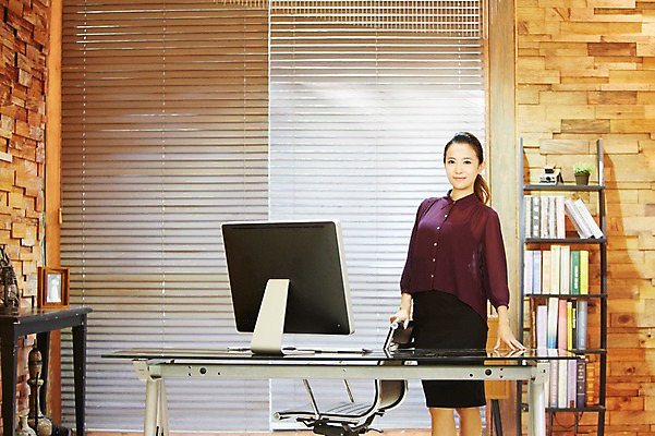 포토 JPG 스튜디오촬영 직업 우먼라이프 라이프스타일 여자 의자 비즈니스 책장 실내 한명 서기 미소 웃음 사람 동양인 정장 20대 성인 앞모습 컴퓨터 사무실 모니터 한국인 블라인드 직장인 비즈니스우먼 책상 여자만 여자한명만 성인여자만 청년만 청년여자만 성인한명만 청년여자한명만 성인여자한명만 성인만 국내포토 1 옷 뷰포인트 가구 모션 표정 인종 청년 내부 생활 전자제품 커튼 파일형식