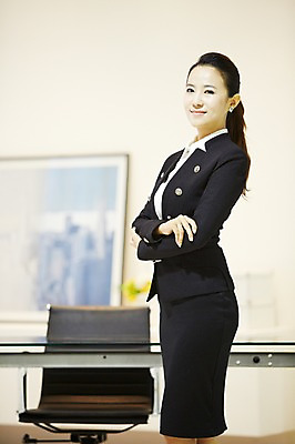 포토 JPG 스튜디오촬영 직업 우먼라이프 라이프스타일 여자 액자 의자 비즈니스 실내 한명 서기 미소 웃음 사람 동양인 정장 20대 성인 옆모습 아웃포커스 사무실 한국인 직장인 비즈니스우먼 책상 여자만 여자한명만 성인여자만 청년만 청년여자만 성인한명만 청년여자한명만 성인여자한명만 성인만 국내포토 1 옷 뷰포인트 가구 모션 촬영기법 표정 인종 청년 내부 생활 파일형식