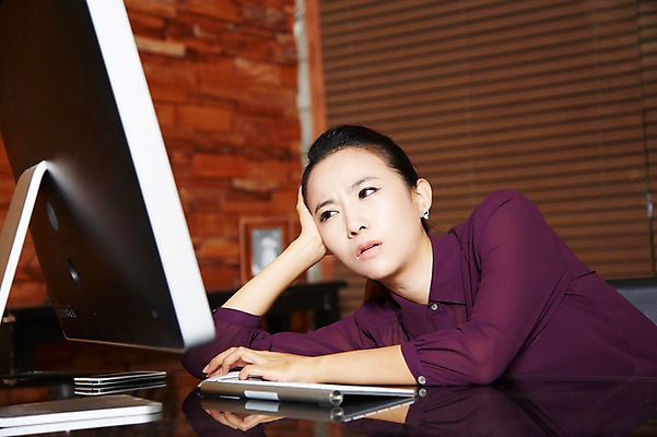 포토 JPG 스튜디오촬영 직업 우먼라이프 라이프스타일 응시 여자 비즈니스 실내 한명 사람 동양인 정장 상반신 20대 성인 옆모습 아웃포커스 스마트폰 컴퓨터 사무실 모니터 한국인 웹서핑 키보드 마우스 업무 블라인드 직장인 비즈니스우먼 책상 여자만 여자한명만 성인여자만 청년만 청년여자만 성인한명만 청년여자한명만 성인여자한명만 성인만 국내포토 1 시선 옷 뷰포인트 가구 촬영기법 인종 청년 내부 생활 전자제품 핸드폰 스마트기기 컴퓨터용품 작업 커튼 파일형식