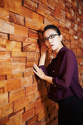 포토 JPG 스튜디오촬영 직업 우먼라이프 라이프스타일 여자 안경 벽 비즈니스 실내 한명 서기 사람 동양인 정장 상반신 20대 성인 옆모습 듣기 한국인 직장인 비즈니스우먼 엿듣기 호기심 여자만 여자한명만 성인여자만 청년만 청년여자만 성인한명만 청년여자한명만 성인여자한명만 성인만 안경낌 국내포토 1 잡화 옷 감정 뷰포인트 컨셉 모션 인종 청년 내부 생활 파일형식