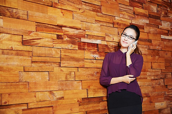 포토 JPG 스튜디오촬영 직업 우먼라이프 라이프스타일 여자 안경 벽 비즈니스 실내 한명 서기 미소 웃음 들기 사람 동양인 정장 상반신 20대 성인 앞모습 스마트폰 한국인 직장인 비즈니스우먼 전화기 통화 여자만 여자한명만 성인여자만 청년만 청년여자만 성인한명만 청년여자한명만 성인여자한명만 성인만 안경낌 국내포토 1 잡화 옷 뷰포인트 모션 표정 인종 청년 내부 생활 핸드폰 스마트기기 파일형식